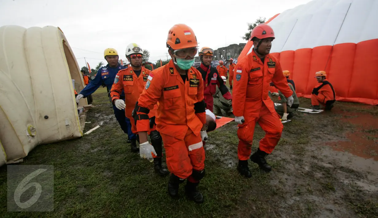 Tim gabungan Basarnas,TNI dan Polri mengikuti simulasi bencana alam gempa bumi di lapangan Jombor ,Sleman, Yogyakarta, (26/7). International Search and Rescue Advisory Group di ikuti oleh 24 negara dari asia pasifik.(Boy Harjanto)