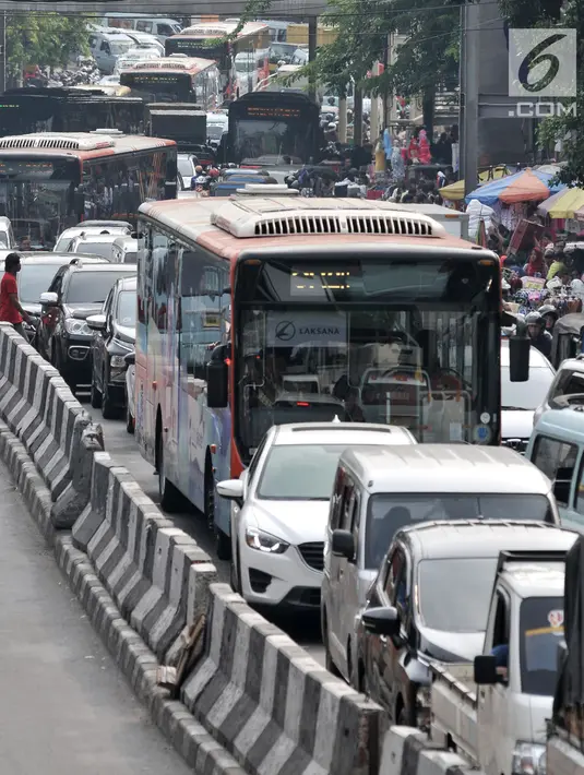Suasana kemacetan di kawasan Pasar Tanah Abang, Jakarta, Kamis  (16/5/2019). Penataan daerah Tanah Abang secara terintegrasi dan menyeluruh dibutuhkan untuk mengurai kemacetan di kawasan pusat grosir pakaian terbesar se-Asia Tenggara tersebut. (merdeka.com/Iqbal S Nugroho)