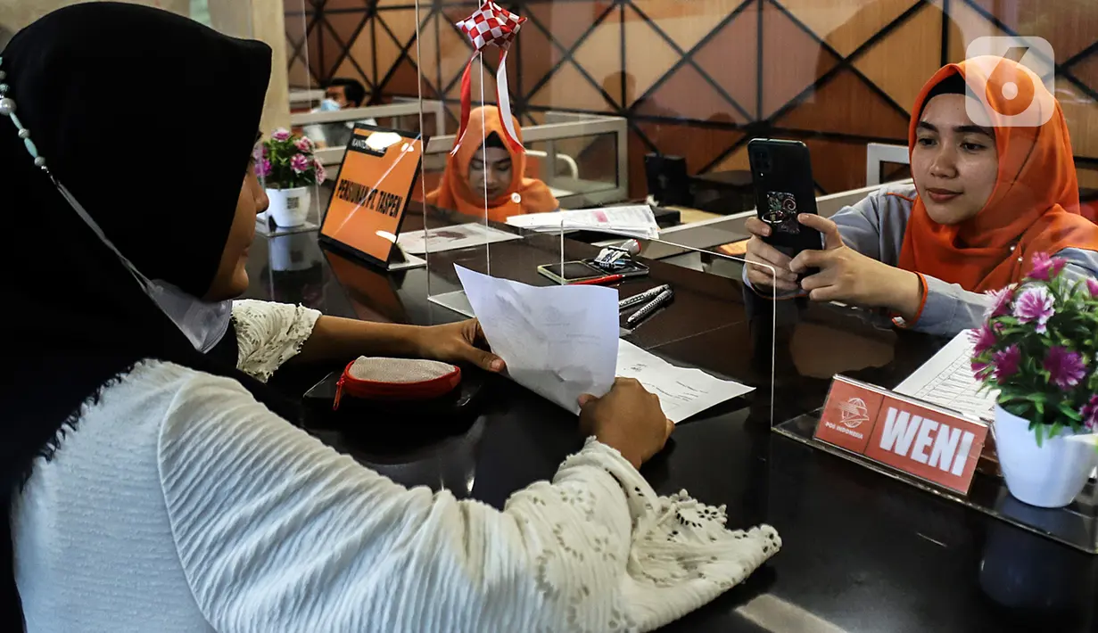 Warga penerima manfaat bantuan langsung tunai (BLT) terkait kenaikan harga BBM difoto petugas di Kantor Pos Pasar Baru, Jakarta, Rabu (7/9/2022). BLT BBM 2022 diberikan kepada masyarakat yang terdaftar sebagai Keluarga Penerima Manfaat (KPM) dalam DTKS Kemensos. (Liputan6.com/Johan Tallo)