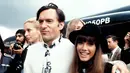 Foto yang diambil pada 21 Agustus 1970, pemilik majalah Playboy, Hugh Hefner bersama pacarnya Barbara Benton. Barbi Benton dikabarkan memiliki hubungan spesial dengan Hefner sampai akhirnya hubungan mereka berakhir pada 1976 silam. (AFP Photo/Stringer)