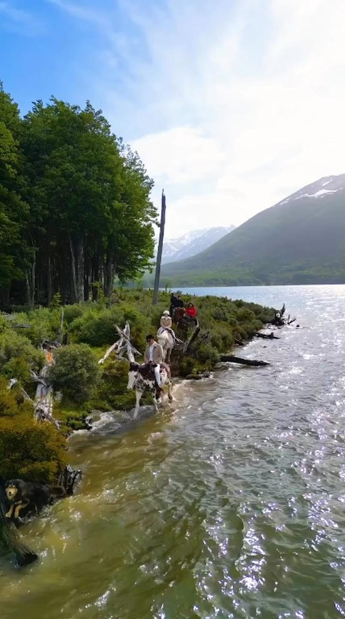 Terletak di Ujung Selatan Dunia, 7 Potret Guntur Triyoga dan Apris Devita Liburan ke Ushuaia bak di Negeri Dongeng