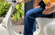 10 Foto Iqbaal Ramadhan saat Naik Vespa, Pesonanya Bikin Netizen Klepek-klepek