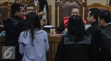 Jaksa penuntut umum menunjukkan barang bukti sisa kopi alm Mirna saat sidang di PN Jakarta Pusat, Selasa (13/7). Sidang beragendakan pemeriksaan saksi diantaranya sahabat Mirna, Hanie Juwita Boon, 3 pegawai Kafe Olivier. (Liputan6.com/Faizal Fanani)