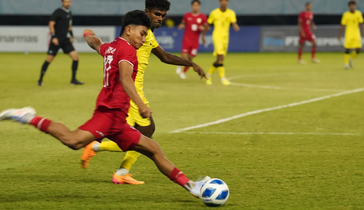 Pemain Timnas Indonesia U-19, Muhammad Mufli Hidayat berusaha mengumpan saat laga semifinal Piala AFF U-19 2024 melawan Malaysia di Stadion Gelora Bung Tomo, Surabaya, Sabtu (27/07/2024). (Dok. PSSI)