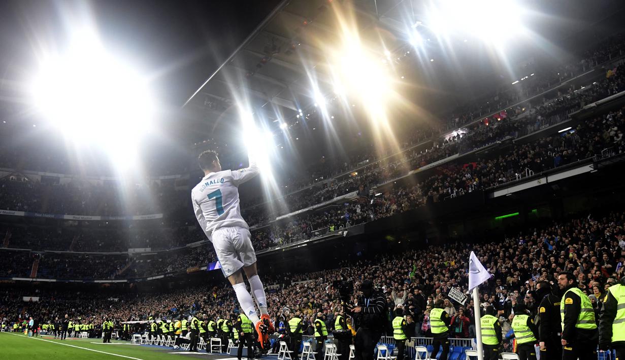 Gaya Cristiano Ronaldo merayakan gol ke gawang Girona FC pada lanjutan La Liga Santander di Santiago Bernabeu stadium, Madrid, (18/3/2018). Madrid menang 6-3. (AFP/Javier Soriano)
