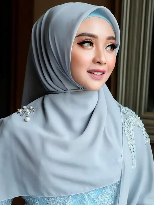 Penampilannya kian sempurna berkat pulasan makeup flawless di wajahnya. Nggak sedikit netizen yang memuji aura penyanyi kelahiran 1998 ini semakin terpancar. Bagaimana menurutmu, Sahabat Fimela? [@adamwedding.id/@eganoviantika_98]