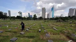 Pemerintah Provinsi DKI Jakarta menghapus penggunaan jasa tenaga keamanan di kawasan Taman Pemakaman Umum (TPU) di ibu kota, Jakarta, Minggu (11/1/2015). (Liputan6.com/Miftahul Hayat) 