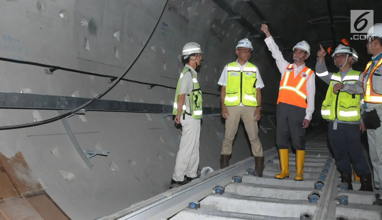 Menteri Luar Negeri Jepang Taro Kono (tengah) saat meninjau perkembangan proyek kereta MRT di Stasiun Bundaran HI, Jakarta, Senin (25/6). Taro Kono didampingi oleh Direktur Utama PT MRT William Sabandar. (Liputan6.com/Helmi Fithriansyah)