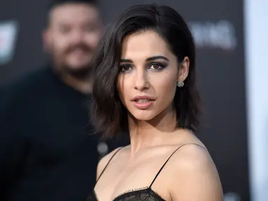 Pemeran Ranger pink, Naomi Scott saat menghadiri gala premier Power Rangers di Los Angeles, California, Rabu (22/3). Naomi Scott tampil cantik dan seksi bergaun hitam. (Photo by Chris Pizzello/Invision/AP)