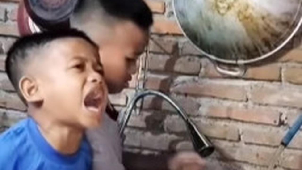 Sambil Cuci Piring, Dua Bocil Bersuara Merdu