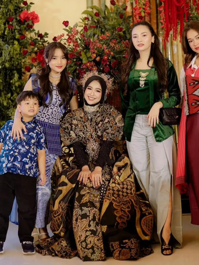 Publik Figure Kenakan Wastra Nusantara saat Hadir Ulang Tahun Mewah Ria Ricis dan Moana. [@fuji_an]