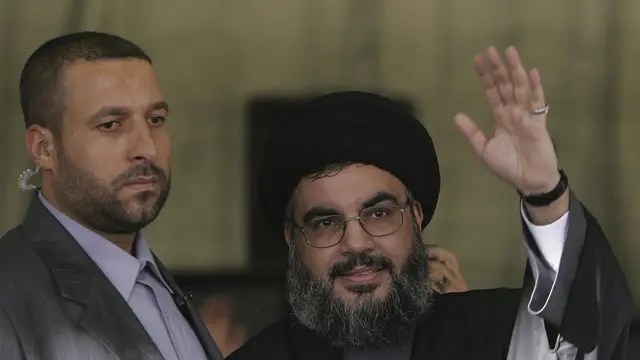 Pemimpin Hizbullah Sayyed Hassan (kanan) dan mantan pengawal pribadinya Yasser Karnabash  (AP)