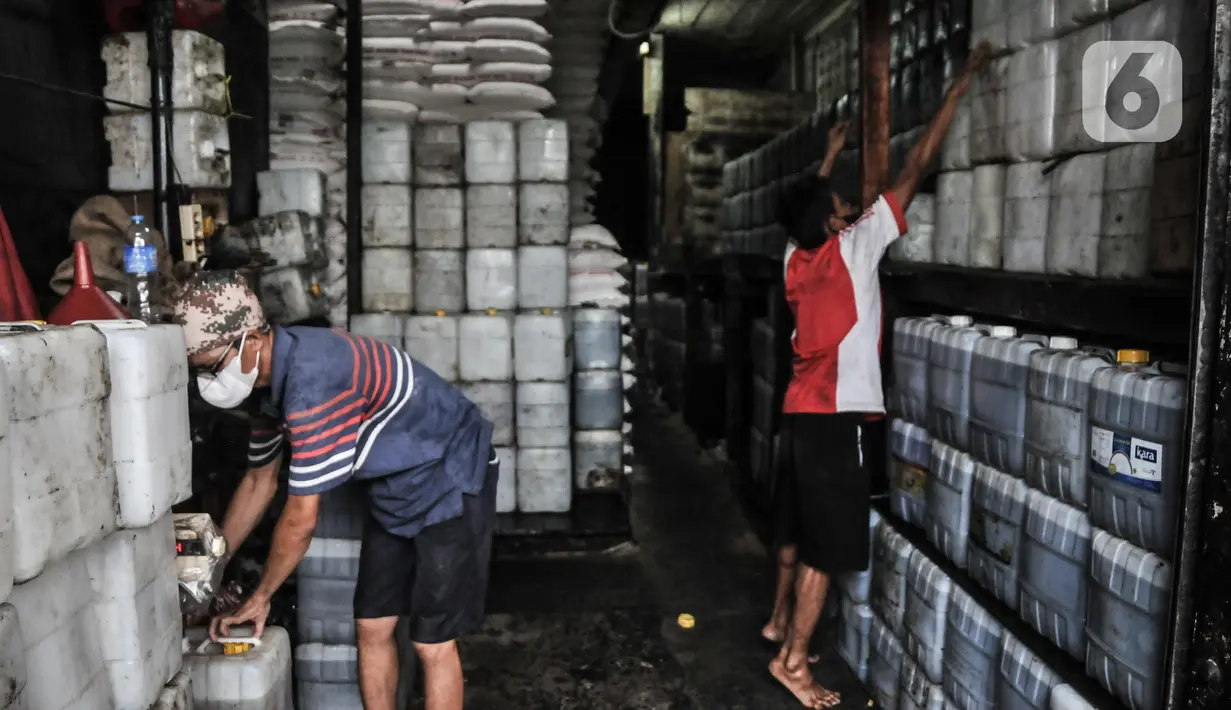 Pekerja mengisi minyak curah ke dalam jeriken di Pasar Kebayoran Lama, Jakarta, Rabu (25/5/2022). Nantinya program minyak goreng curah akan diganti dengan kebijakan domestic market obligation (DMO) dan domestic price obligation (DPO). Saat ini harga minyak curah dibanderol Rp16.000 per kilogram. (merdeka.com/Iqbal S Nugroho)