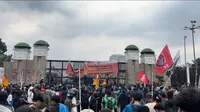 Massa unjuk rasa di depan Kompleks DPR/MPR Jalan Gatot Subroto, Senayan Jakarta Selatan mulai ricuh. Sejumlah pendemo tampak melakukan tindakan anarkis dengan melakukan pelemparan botol. (Liputan6/M Radityo Priyasmoro)