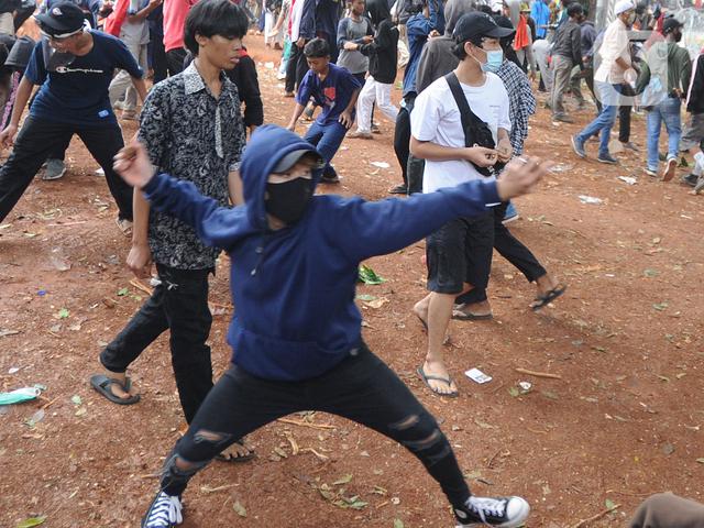Polisi Duga Ambulans Yang Viral Di Medsos Suplai Batu Untuk Pendemo Ruu Cipta Kerja News Liputan6 Com