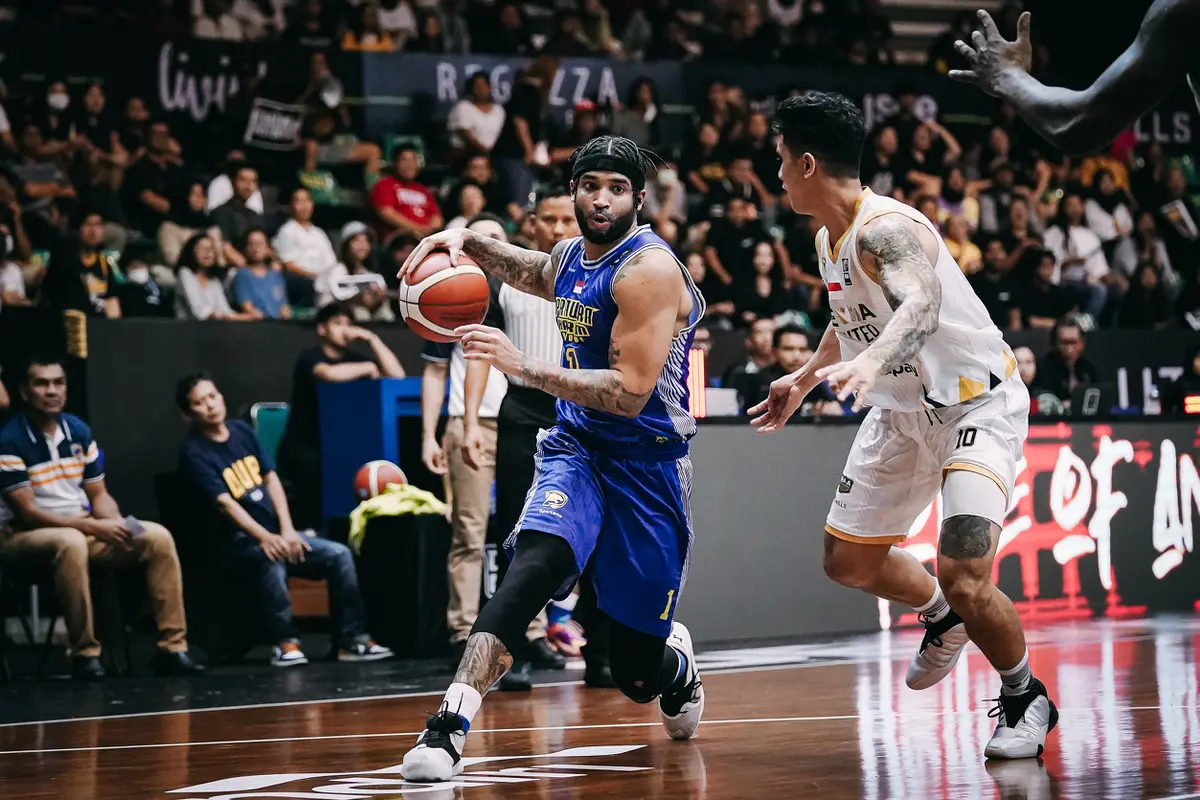 Duel sengit Prawira melawan Dewa United di semifinal IBL 2023