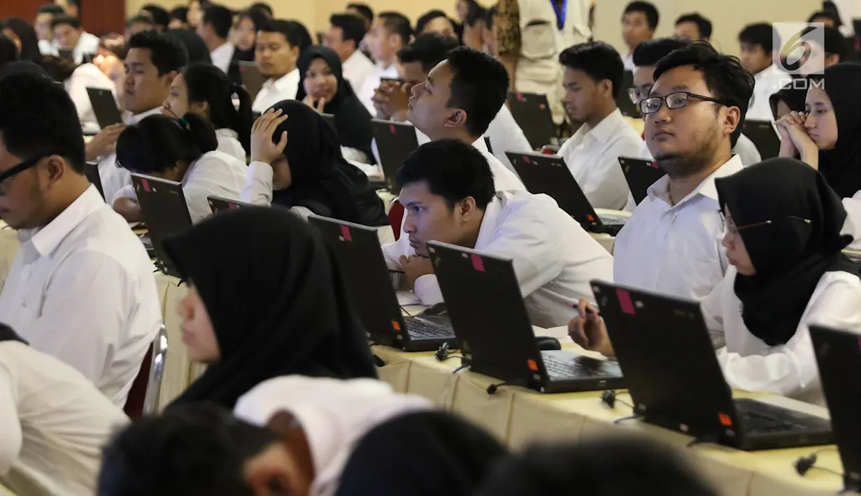 Peserta bersiap mengikuti tes Seleksi Kompetensi Dasar (SKD) calon pegawai negeri sipil (CPNS) di Gedung Wali Kota Jakarta Selatan, Jumat (26/10). Tes SKD CPNS diselenggarakan mulai 26 Oktober hingga 17 November 2018. (Liputan6.com/Immanuel Antonius)