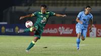 Striker Persebaya Surabaya, Samsul Arif Munip menendang bola ke gawang Persela Lamongan dalam laga Grup C Piala Menpora 2021 di Stadion Si Jalak Harupat, Bandung, Sabtu (3/4/2021). (Bola.com/Ikhwan Yanuar)