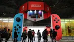 Nintendo memperkenalkan konsol barunya, Switch di Tokyo, Jumat (13/1). Nintendo akan membanderol konsol barunya ini dengan harga 29,980 yen atau sekitar Rp 3,5 juta dan dijual secara global. (AP Photo/ Koji Sasahara)