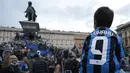 Suporter Inter Milan merayakan dan meneriakkan slogan-slogan di alun-alun Piazza Duomo di depan katedral gotik di Milan, Italia, Minggu (2/5/2021). Ini merupakan scudetto ke-19 sepanjang sejarah klub, setelah 11 tahun puasa gelar Liga Italia. (AP Photo/Luca Bruno)