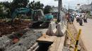 Pekerja menyelesaikan proyek pembangunan flyover perlintasan kereta api di Bintaro, Jakarta, Minggu (19/3). Flyover ini dibangun untuk mengatasi kemacetan di perlintasan kereta api tersebut. (Liputan6.com/Helmi Afandi)