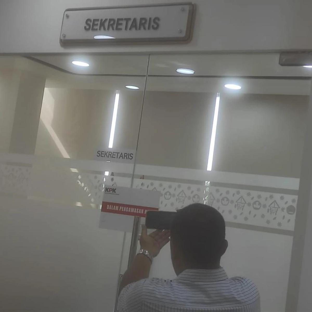 KPK Segel Ruang Sekretaris Diknas Muara Enim