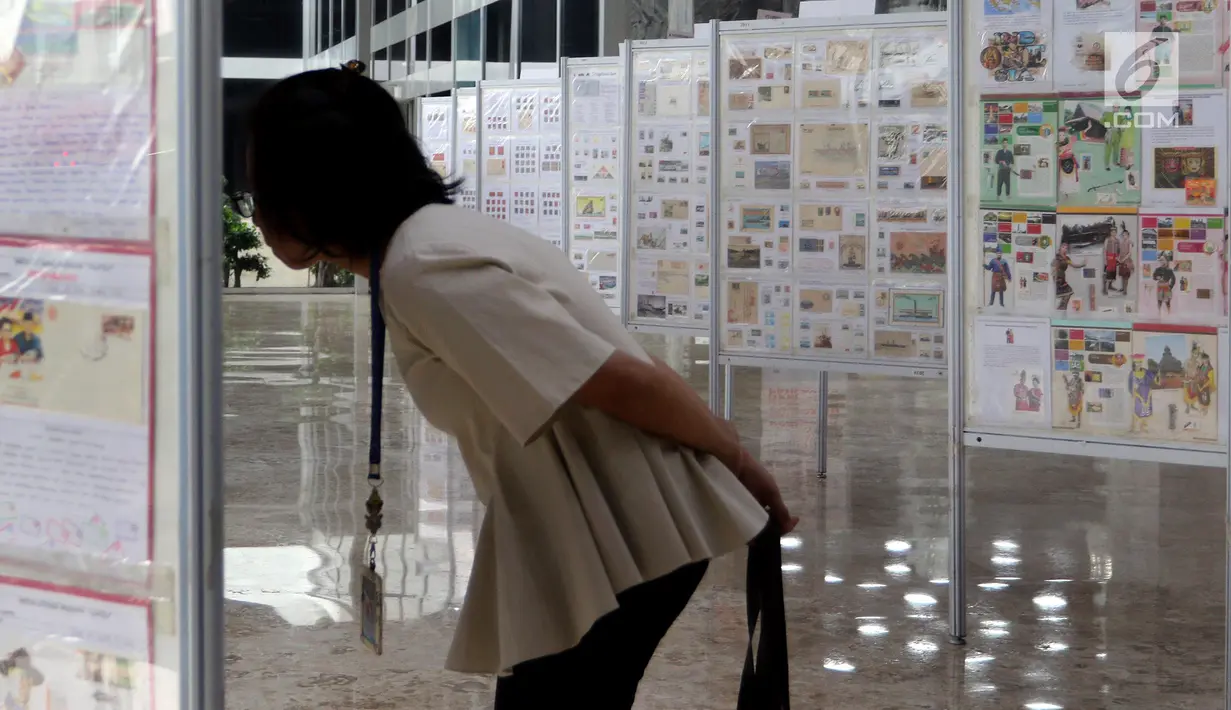 Pengunjung melihat pameran Filateli (Perangko) di Gedung MPR/DPR, Senayan, Jakarta, Selasa (6/11). Pameran ini  di Gelar oleh DPR dalam rangka Peringatan Hari Pahlawan. (Liputan6.com/Johan Tallo)