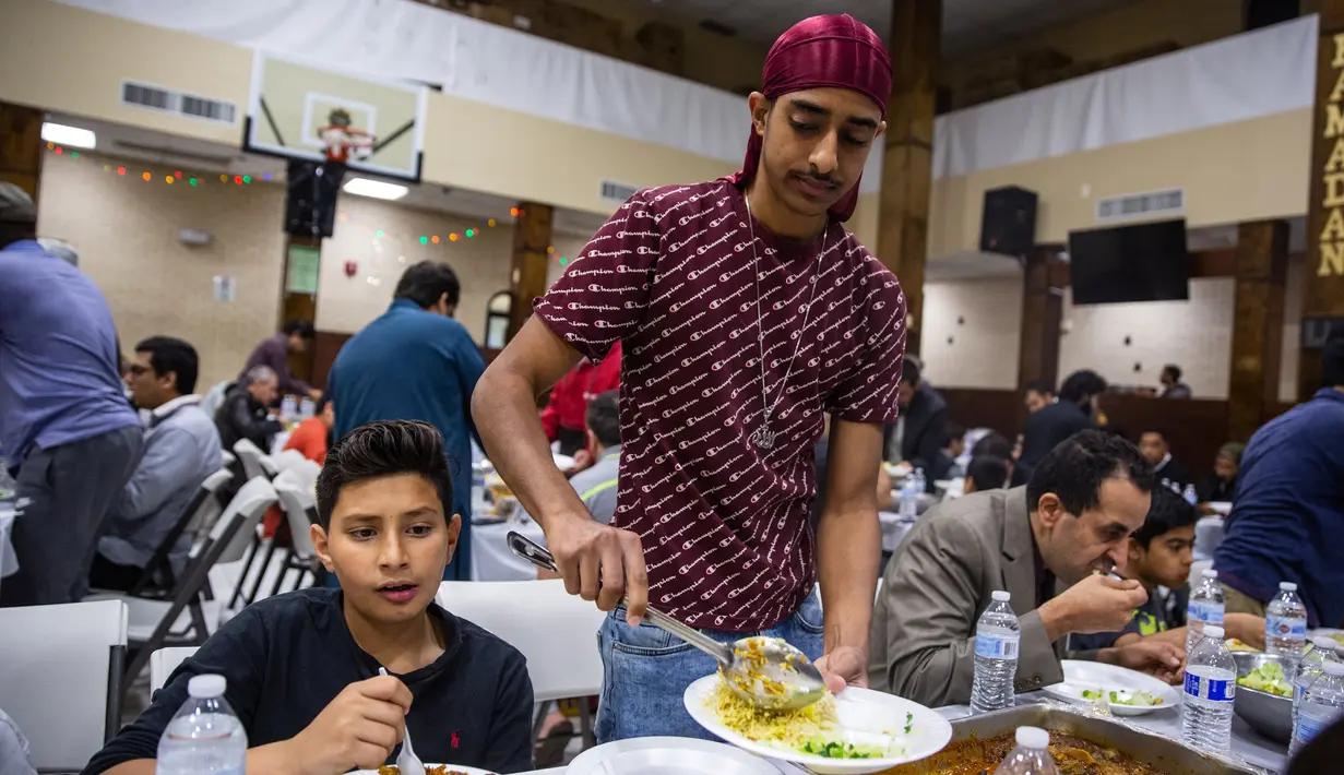 Umat muslim berbuka puasa bersama di Dar Al Hijrah Islamic Center, Falls Church, Virginia, Amerika Serikat, 11 Mei 2019. Menurut Lembaga Survey Pew pada tahun 2007, dua pertiga Muslim di AS adalah keturunan asing. (REUTERS/Amr Alfiky)