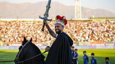 Arturo Vidal memakai kostum seorang raja dan menunggangi kuda saat diperkenalkan sebagai pemain baru klub Liga Chile, Colo-Colo di Stadion Monumental David Arellano, Chili, Jumat (2/2/2024) WIB. Vidal kembali bermain untuk Colo-Colo setelah 17 tahun sukses berkarir bermain untuk klub sepak bola di Eropa dan Amerika Selatan. (AP Photo/Esteban Felix)