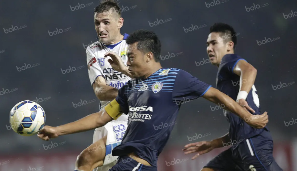 Striker Persib Bandung, Juan Belencoso, berebut bola dengan bek Arema Cronus, Hamka Hamzah, pada babak final Torabika Bhayangkara Cup 2016 di SUGBK, Jakarta, Minggu (3/4/2016). Arema Cronus menang 2-0 atas Persib. (Bola.com/Vitalis Yogi Trisna)