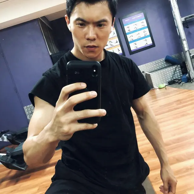 6 Potret Terbaru Zhenwei Wang Bintang Film Karate Kid, Kini Macho Bikin