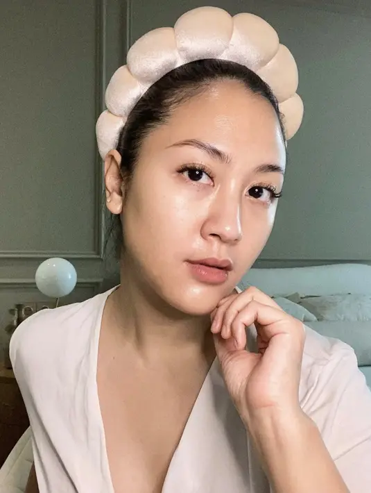 Bulu mata lentik menjadi salah satu pendukung Sherina untuk tampil muda.  [Foto: Instagram/ Sherina]