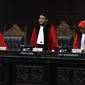 Ketua Mahkamah Konstitusi Anwar Usman (tengah) memimpin sidang uji materi UU KPK di Gedung MK, Jakarta, Senin (30/9/2019). Pemohon berharap MK memutus gugatan sebelum Desember. (Liputan6.com/Angga Yuniar)