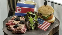 Restoran Sinfonia membuat makanan bertajuk RBW atau warna bendera AS dan Korea Utara di Singapura, 7 Juni 2018. Makanan itu memanfaatkan momentum pertemuan Donald Trump dan Pemimpin Korea Utara Kim Jong-un di Singapura 12 Juni nanti. (AFP/Nicholas YEO)