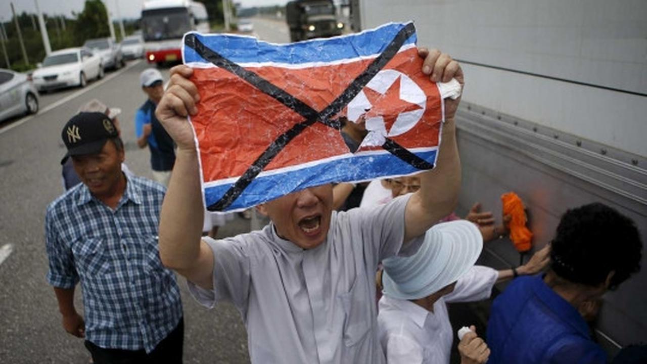 Protes anti-Korut, massa Korsel robek bendera Kim Jong-un