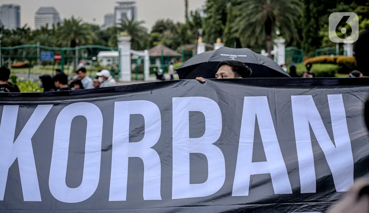 Anggota Jaringan Solidaritas Korban untuk Keadilan (JSKK) melakukan Aksi Kamisan ke-755 di seberang Istana Merdeka, Jakarta, Kamis (1/12/2022). Dalam aksinya mereka meminta Presiden Joko Widodo memperhatikan pasal bermasalah pada draf Rancangan Kitab Undang-Undang Hukum Pidana (RKUHP) yang telah mendapat persetujuan tingkat pertama oleh Komisi III DPR dan pemerintah. (Liputan6.com/Faizal Fanani)