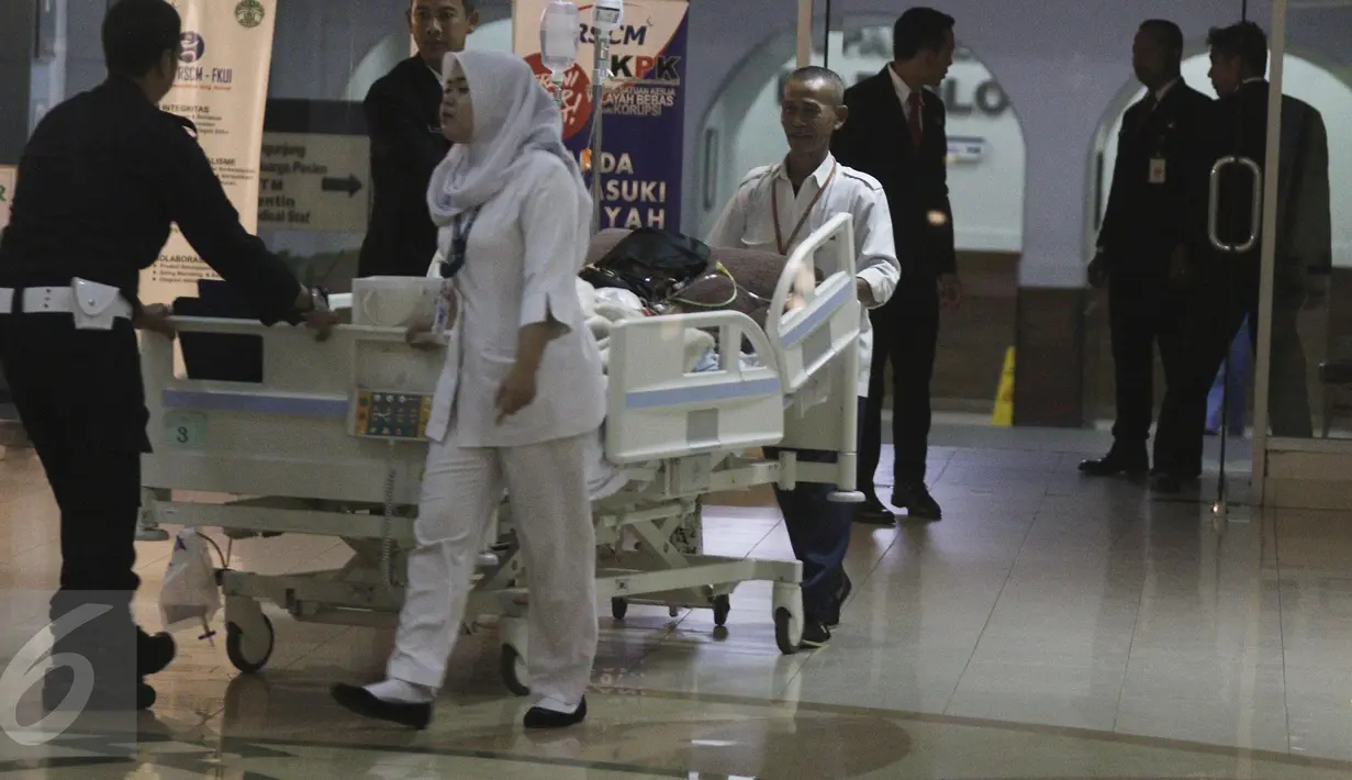 Petugas membawa Julia Perez alias Jupe ke ruang perawatan usai menjalani cuci darah di RSCM, Jakarta (21/4). Kondisi Jupe semakin menurun sejak penyakit gagal ginjal, karena itu ia harus menjalani tindakan medis cuci darah. (Liputan6.com/Herman Zakharia)