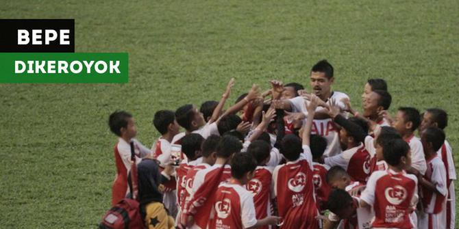 VIDEO: Bepe dan Andritany Dikeroyok Anak Kecil di Acara Sepak Bola untuk Negeri