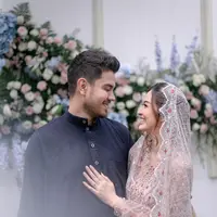 Faradilla Yoshi dan Bryan Mckenzie  tasyakuran 4 bulanan (Instagram/faradillayoshi)