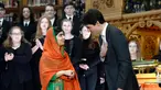 PM Kanada Justin Trudeau memberikan salam kepada aktivis muda pemenang Penghargaan Nobel Perdamaian, Malala Yousafzai pada upacara pemberian hadiah kewarganegaraan di Gedung Parlemen Kanada di Ottawa, Rabu (12/4). (Justin Tang/The Canadian Press via AP)