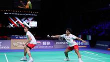 Ganda putra Indonesia Sabar Karyaman Gutama/Moh Reza Pahlevi Isfahani memenangkan laga partai kedua Grup D Piala Thomas 2026. Sabar/Reza menumbangkan pasangan Thailand Chaloempoen Charoenkitamorn/Worrapol Thongsa-nga 21-17 dan 21-18 di Forum Horsens, Denmark, Minggu (26/4). (foto: PBSI)