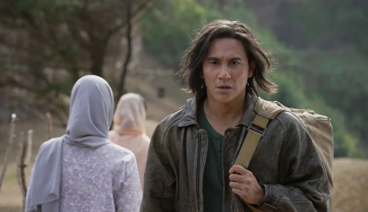 Industri film Indonesia terus melahirkan benih-benih box office. Terbaru, film Qodrat karya sutradara Charles Gozali yang menempatkan Vino G Bastian dan Marsha Timothy sebagai pemeran utama. Dalam film yang meraih 100 ribuan penonton pada hari pertama peredaran, sang aktor memerankan Qodrat, ustaz ahli rukiah alias menyembuhkan orang yang kerasukan setan. (Foto: Dok. Magma Entertainment/ Rapi Films)