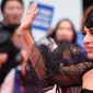 Lady Gaga menyapa penggemar saat tiba menghadiri pemutaran film "A Star is Born" selama Toronto International Film Festival 2018 di Toronto (9/9). Lady gaga tampil menggenakan gaun berwarna hitam. (AP Photo/Nathan Denette)