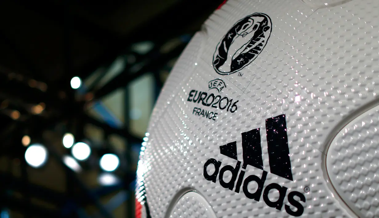 Bola resmi gelaran Piala Eropa 2016 di Prancis ditampilkan saat acara  rapat tahunan Adidas di kota Bavarian, Nuremberg , Jerman , 12 Mei 2016. Bola yang dinamakan Beau Jeu ini keluaran Adidas untuk Piala Eropa 2016. (REUTERS / Michaela Rehle)