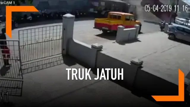 Sebuah truk membawa trailer jatuh dari jembatan dengan ketinggian 7 meter di India. Polisi menyelidiki penyebab insiden tersebut.