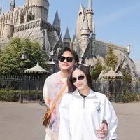 Mahalini dan Rizky Febian kembali mencuri perhatian lewat momen liburan mereka di Jepang. Meski kini sudah resmi menjadi pasangan suami istri, gaya keduanya justru terlihat seperti masih dalam masa pacaran. [@mahaliniraharja/@rizkyfbian].