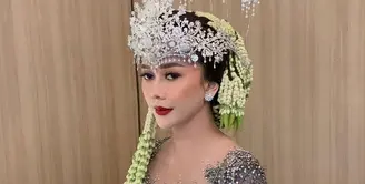 Aura Kasih tampil memesona ketika tampil mengenakan busana pengantin Sunda. Ia tampil untuk pagelaran tahunan MUA Lucky Hakim. [Foto: instagram.com/aurakasih]