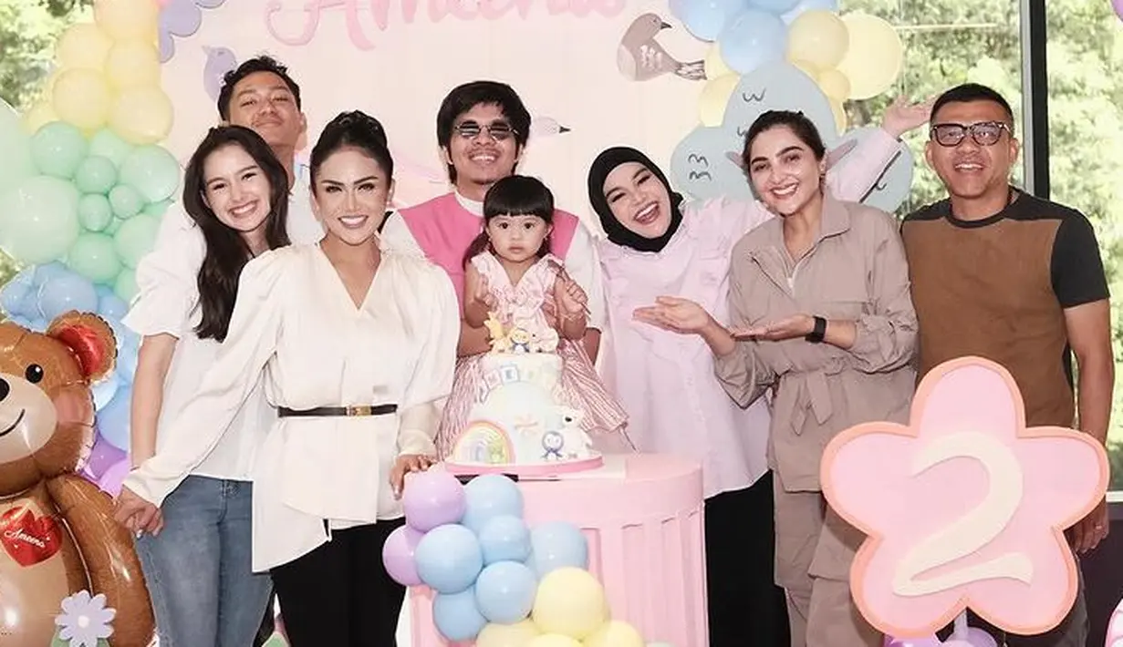 <p>Pesta kecil tersebut semakin lengkap karena dihadiri keluarga dekat. Terlihat di sana ada Kris Dayanti, Azriel dan sang kekasih Sarah Menzel yang kompak pakai baju warna putih senada. Sementara Anang tampil dengan sweater coklatnya, dan Ashanty dengan baju warna nude-nya. [@attahalilintar]</p>