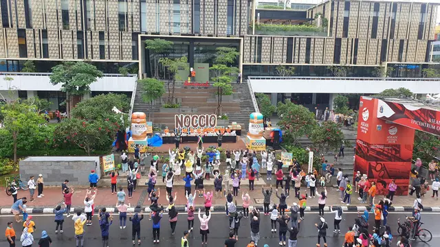 Rekor MURI Pembagian 11.111 Roti Tawar yang Dioles Peanut Butter NOCCIO di CFD Jakarta