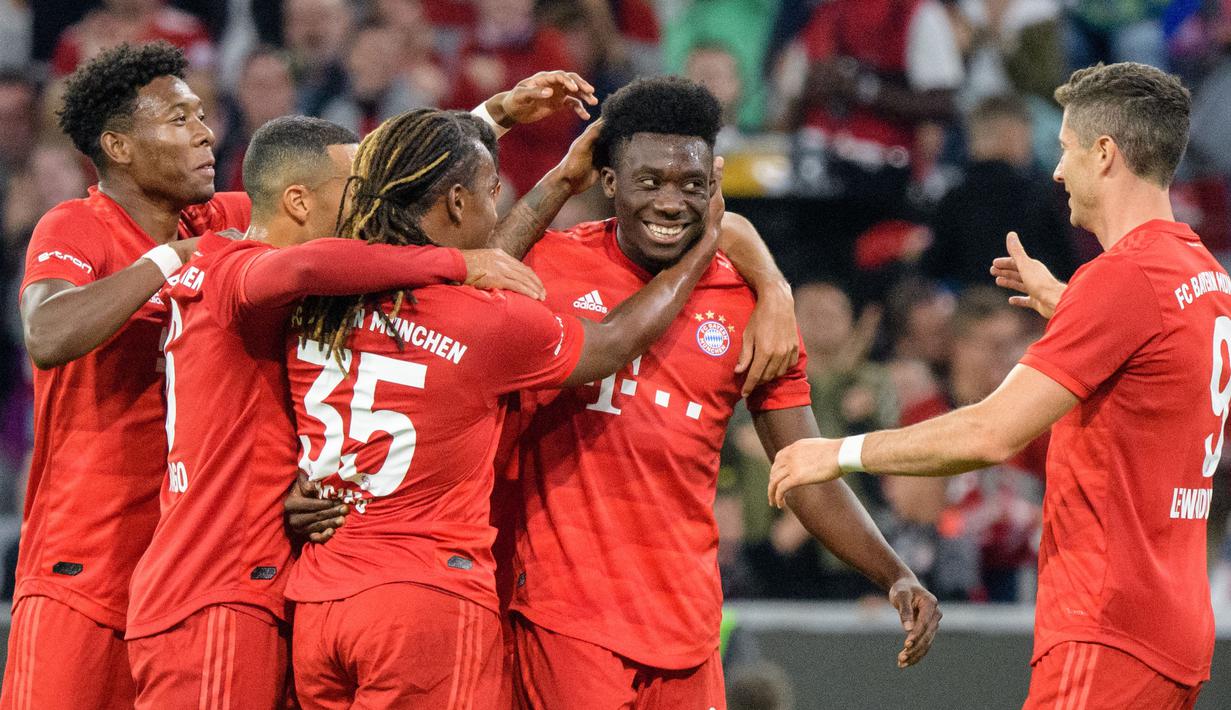 Alphonso Davies didatangkan Bayern Munchen pada 2019 lalu dari Vancouver. Bek asal Kanada tersebut berhasil mencetak gol perdananya di umur 18 tahun 5 bulan 15 hari saat menang 6-0 atas Frankfurt. Davies berhasil bertransformasi menjadi salah satu bek terbaik di dunia saat ini. (AFP/Matthias Balk)